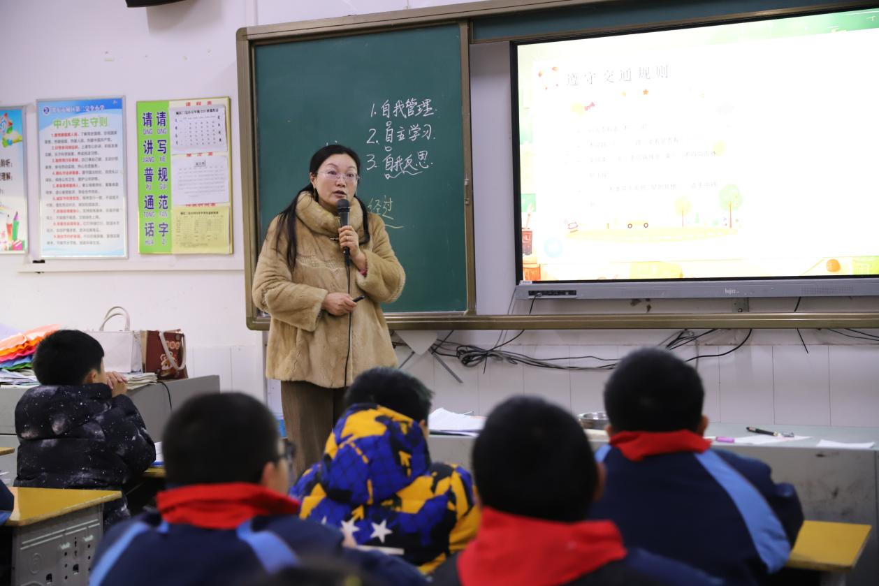 城区二小如期开展开学第一课安全教育