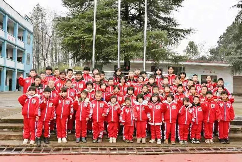 《乡村小学圆梦校服：下花桥镇五里学校迎来首个统一校服日》