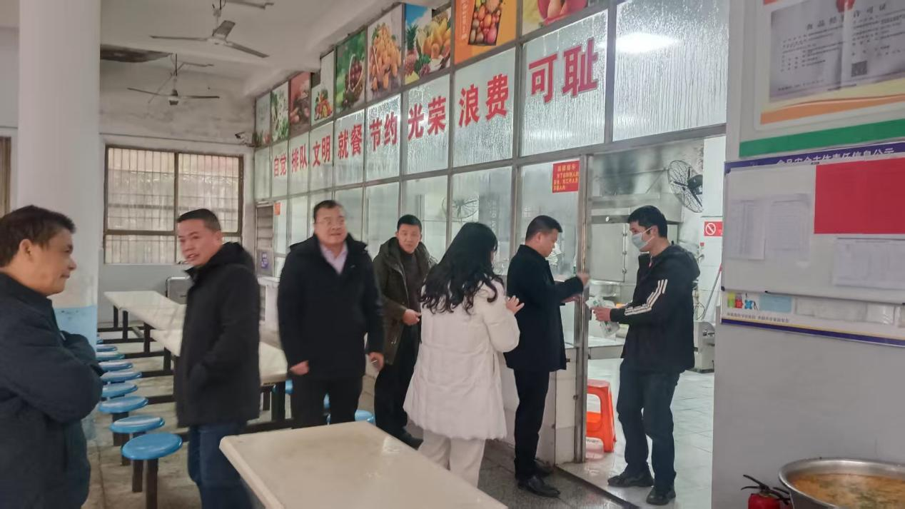邵阳县副县长曾朝阳视察玉田初级中学学生营养餐工作