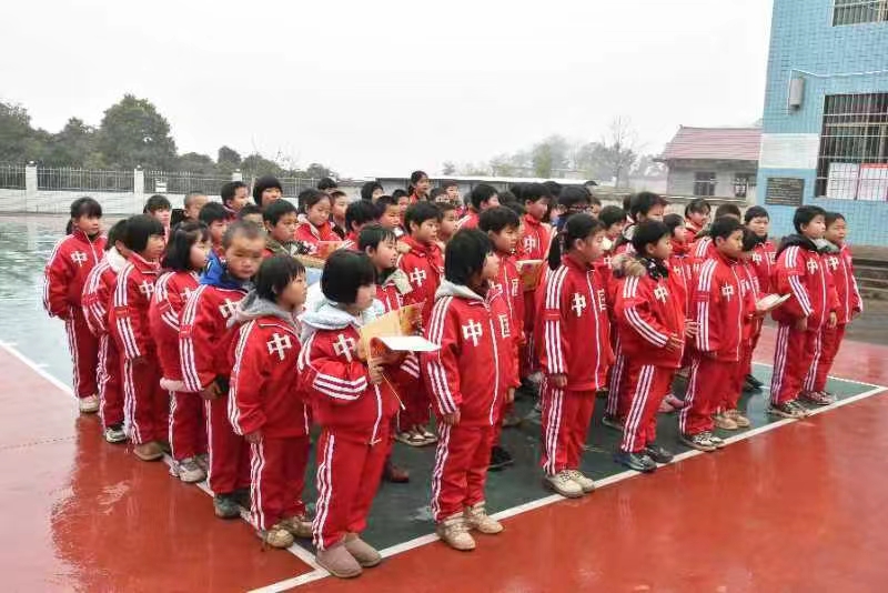 春寒犹在书声暖 五里校园启新篇