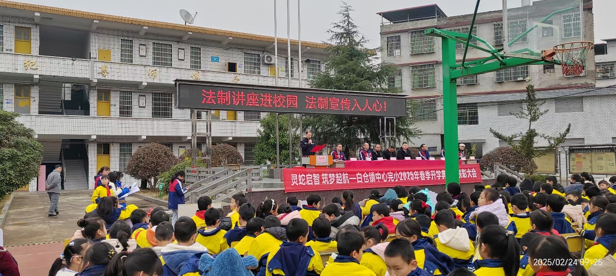 法制讲座进校园 法制宣传入人心