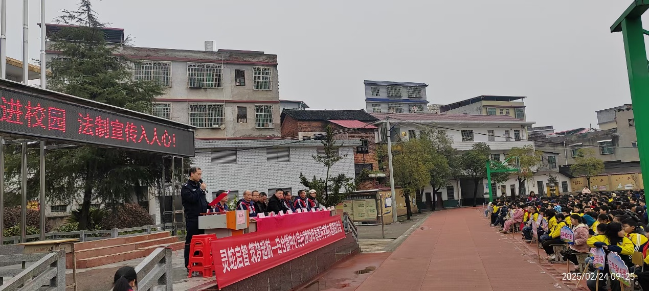 法制讲座进校园 法制宣传入人心