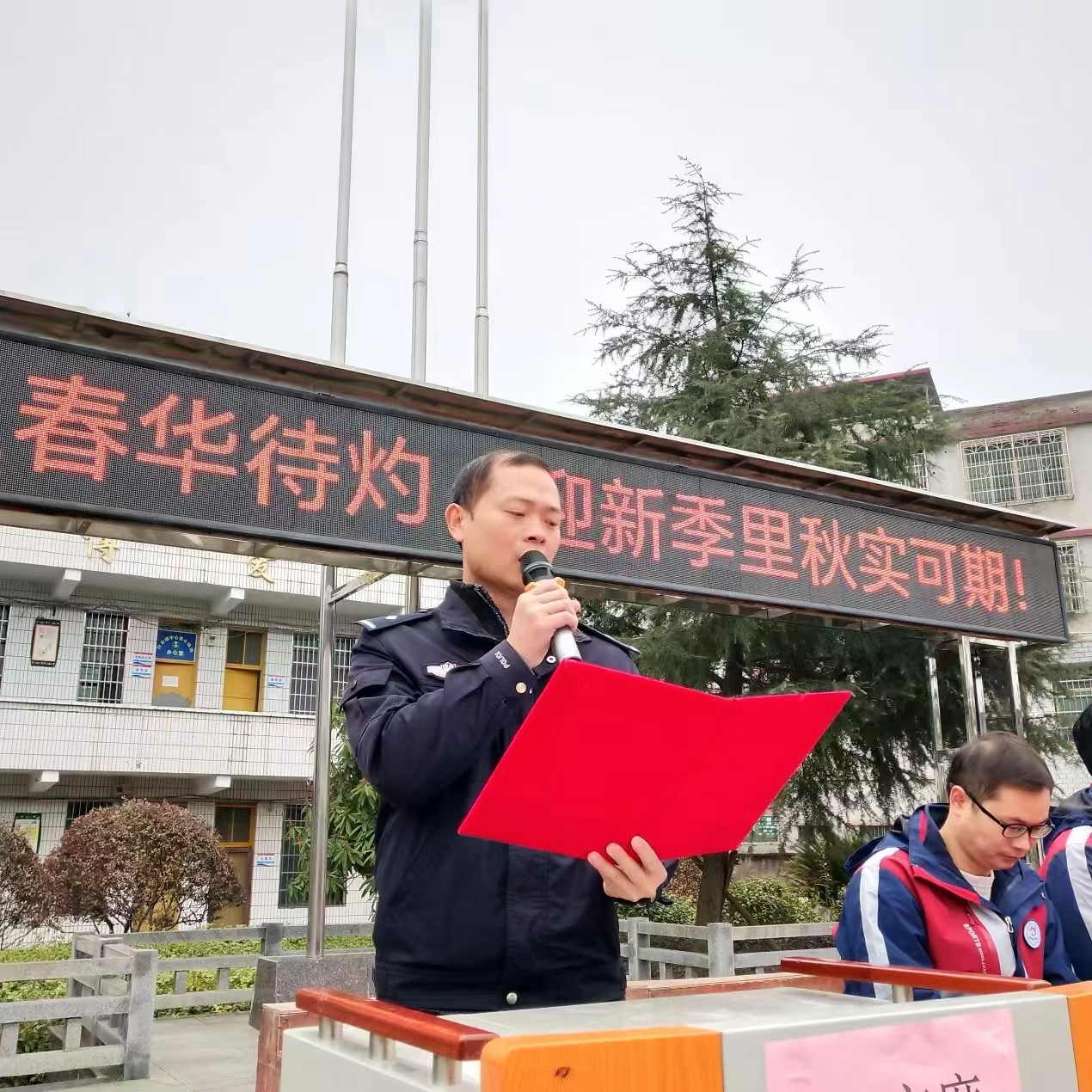 法制讲座进校园 法制宣传入人心