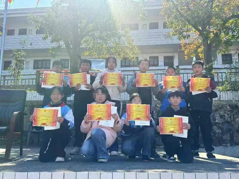 白沙中心小学举行2025年春季开学典礼暨法制教育讲座