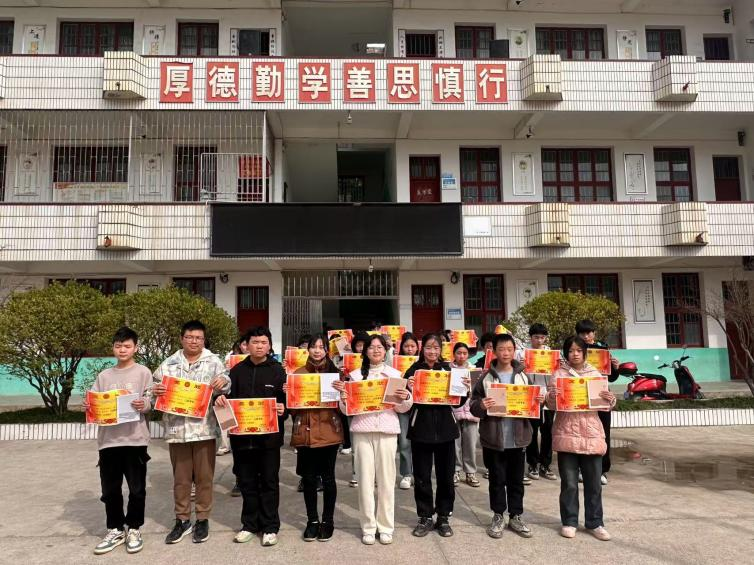 新宁县第五中学圆满举行春季学期开学典礼暨法制进校园安全教育大会