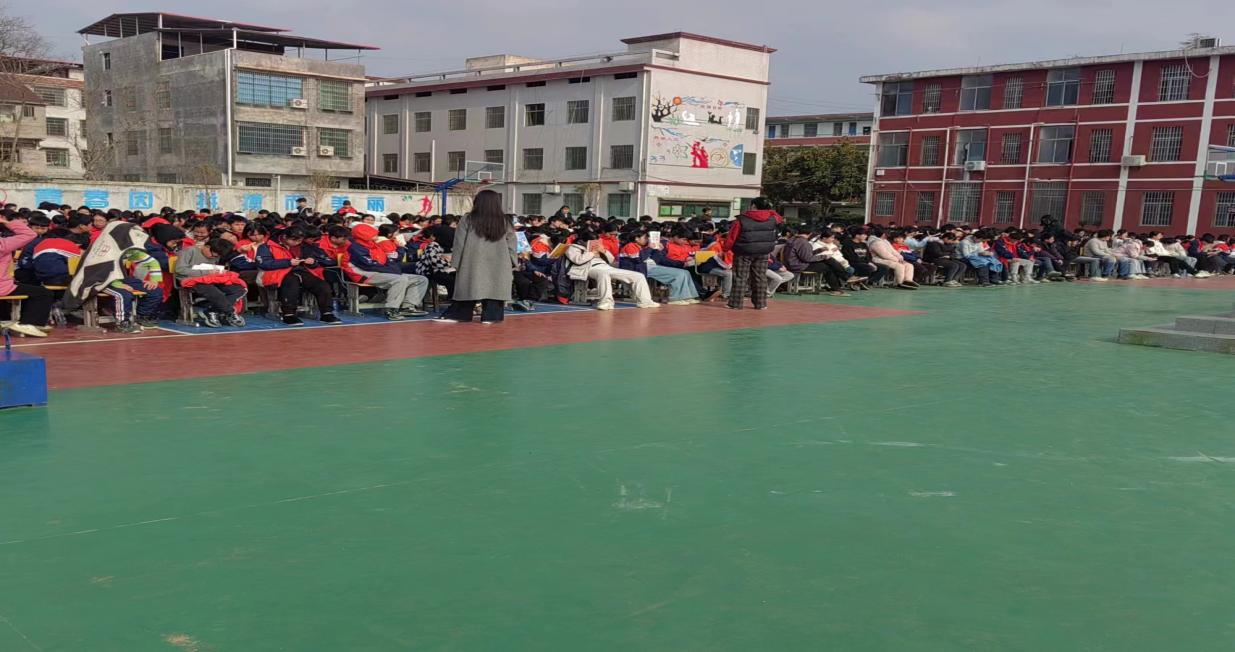 灵蛇衔瑞启新程  青春逐梦向未来