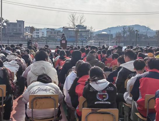 灵蛇衔瑞启新程  青春逐梦向未来