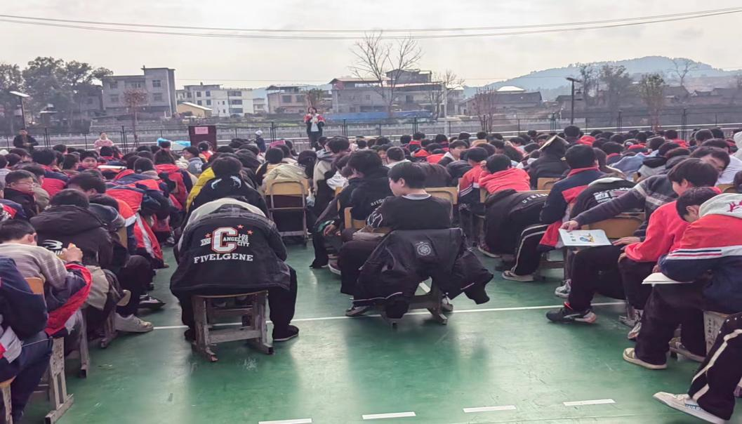 灵蛇衔瑞启新程  青春逐梦向未来