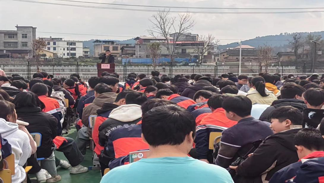 灵蛇衔瑞启新程  青春逐梦向未来