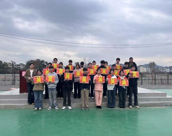 灵蛇衔瑞启新程  青春逐梦向未来