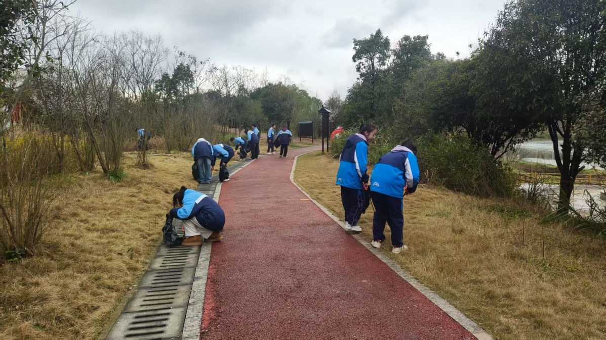 金石镇水头学校党团队联动学雷锋护生态