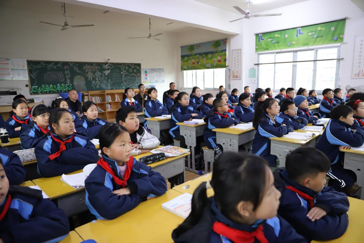 邵东市教育局党组副书记、副局长李泽成到城区二小调研