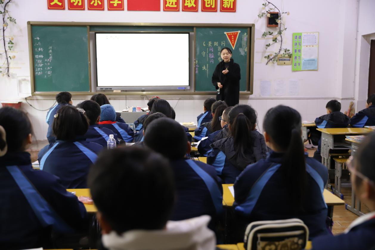 邵东市教育局党组副书记、副局长李泽成到城区二小调研