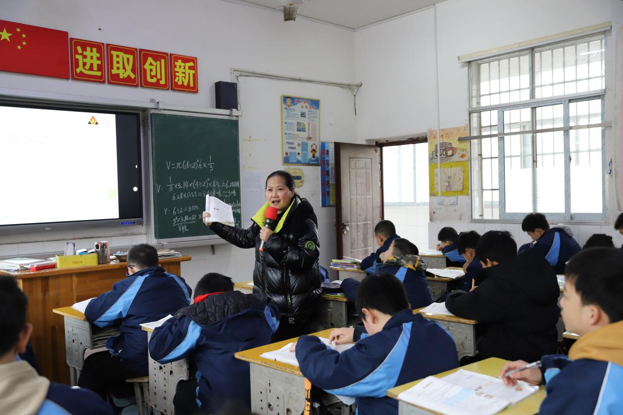 邵东市教育局党组副书记、副局长李泽成到城区二小调研