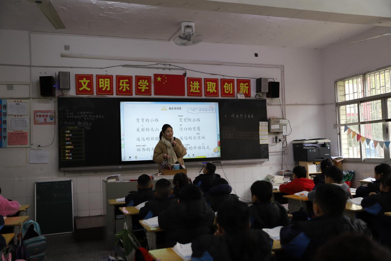 邵东市教育局党组副书记、副局长李泽成到城区二小调研