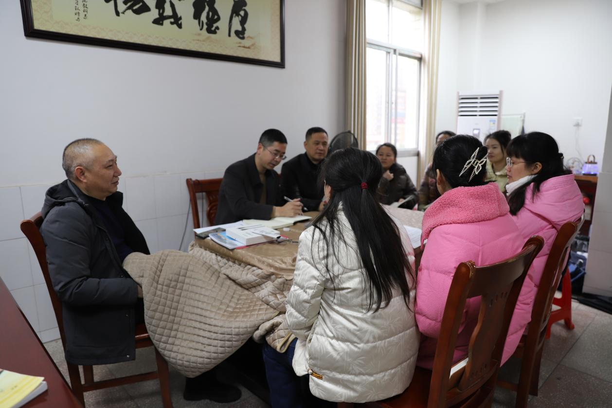 邵东市教育局党组副书记、副局长李泽成到城区二小调研