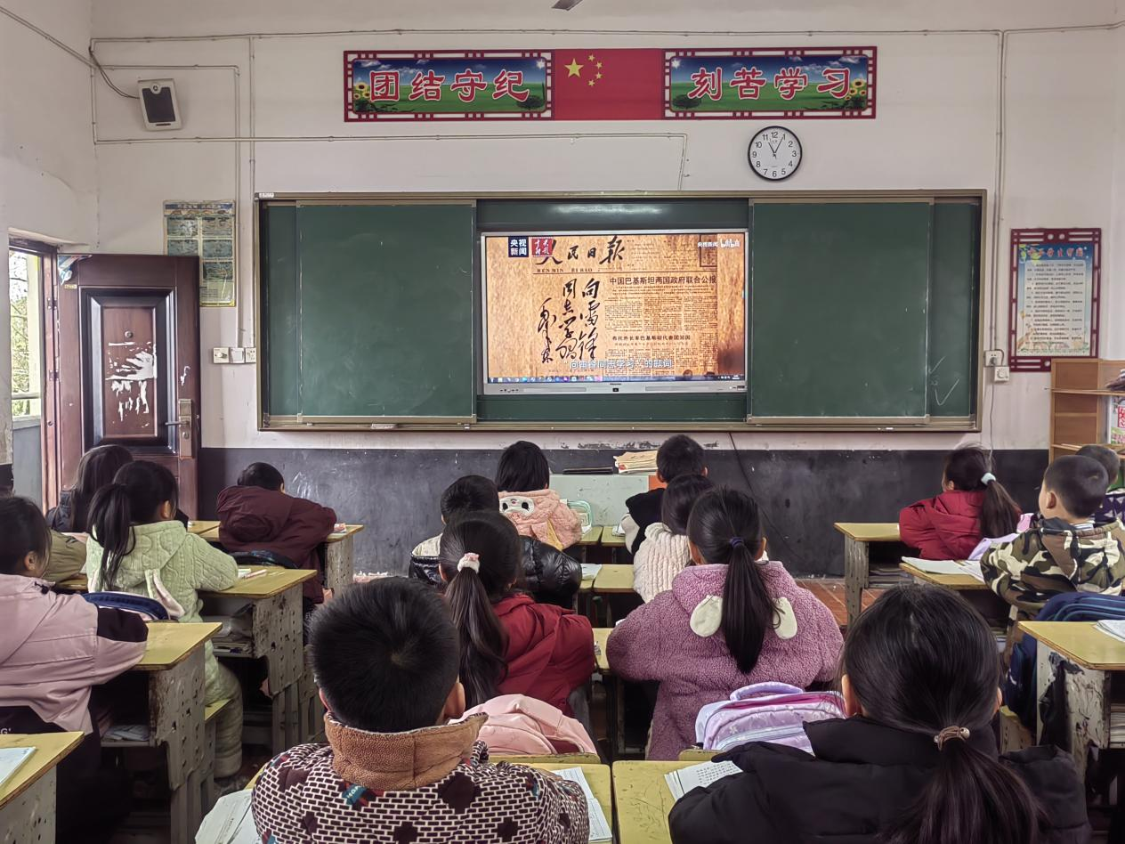 霞塘云中心完全小学春季“学习雷锋精神，弘扬助人行动”手抄报活动成功举行