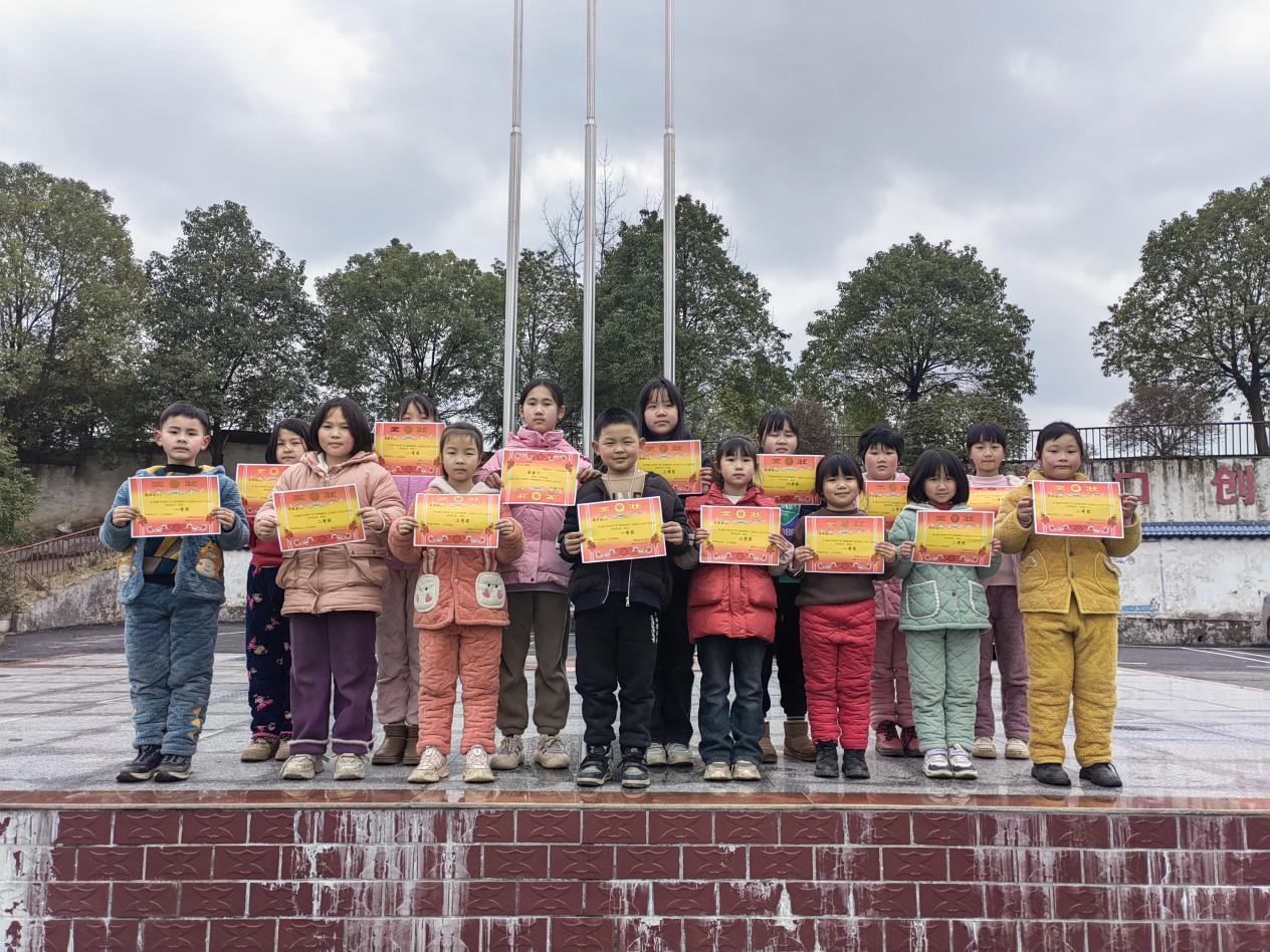 霞塘云中心完全小学春季“学习雷锋精神，弘扬助人行动”手抄报活动成功举行