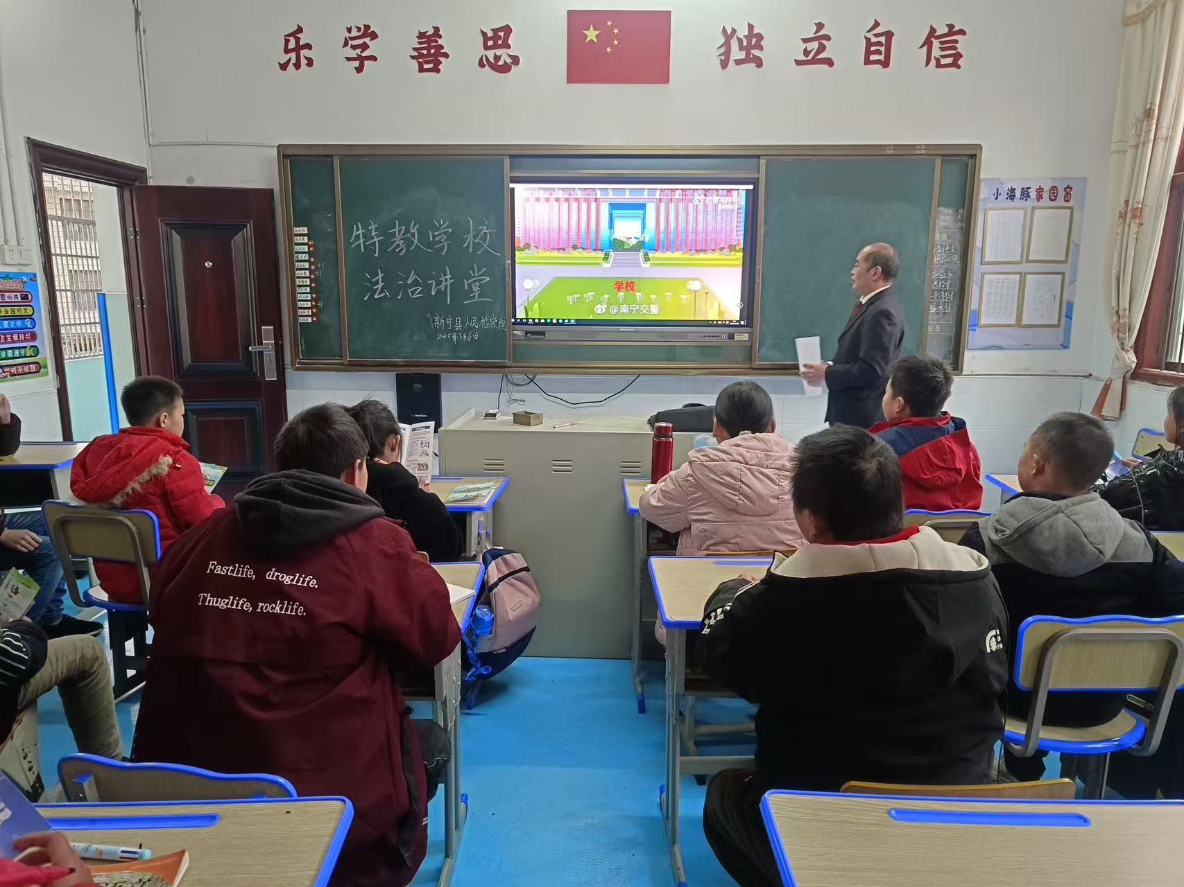 法治春风进学校 携手共画“同心圆”