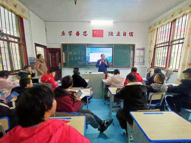 法治春风进学校 携手共画“同心圆”