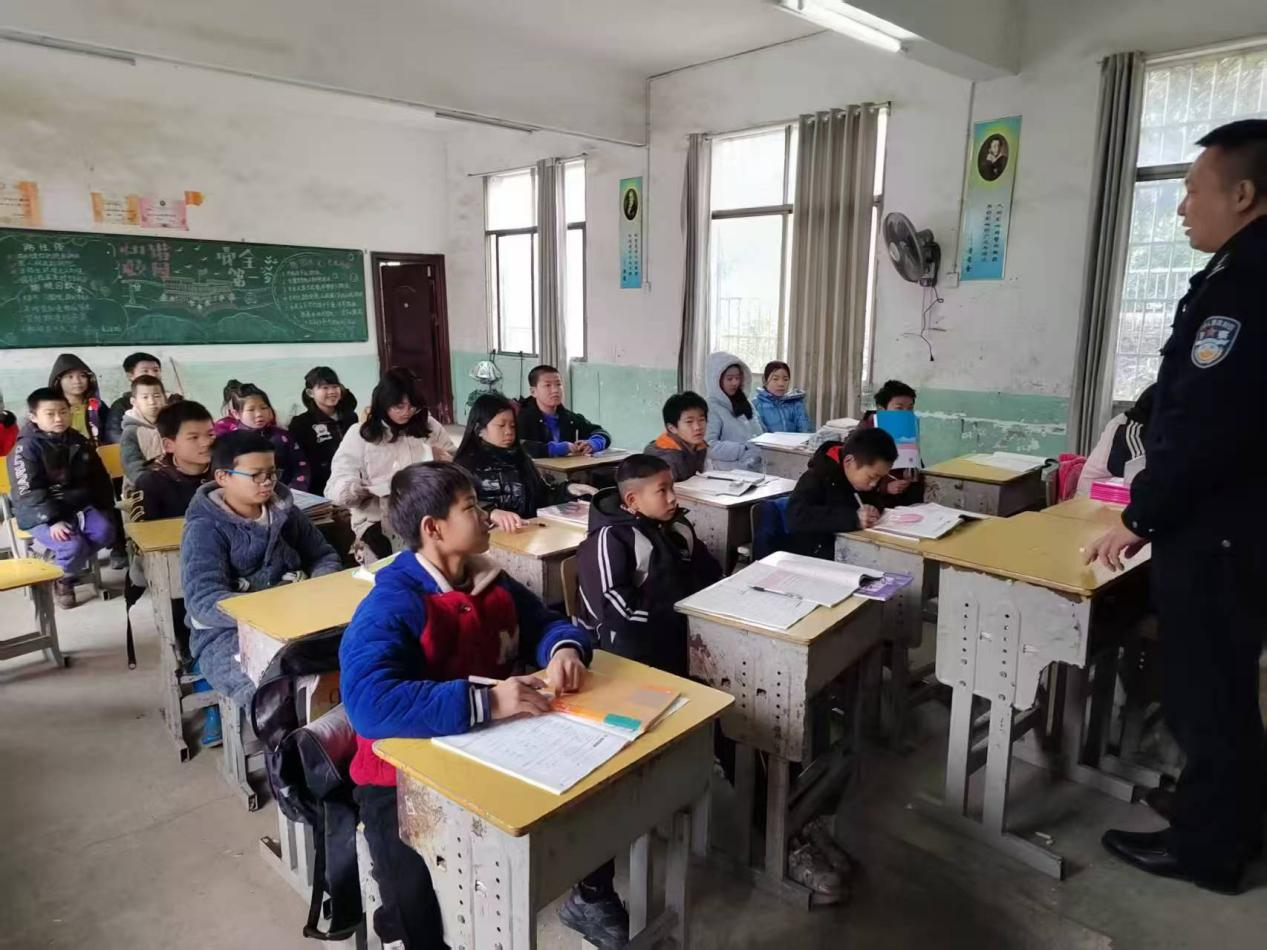 法治阳光护成长 平安校园伴童行