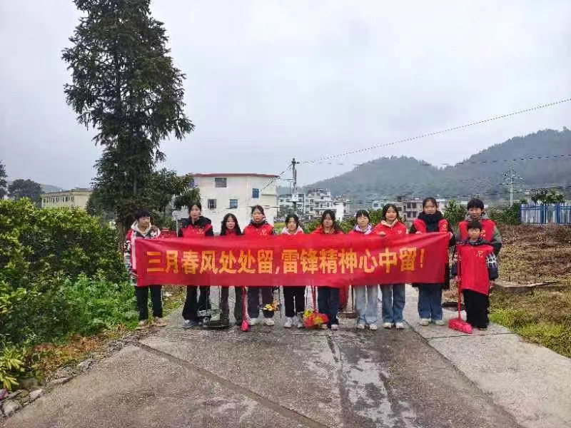 万塘乡中心学校展校园周边清扫活动