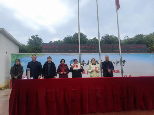 蔡桥乡中心学校举办2025年“三八”妇女节拔河比赛