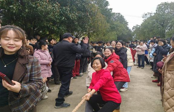 蔡桥乡中心学校举办2025年“三八”妇女节拔河比赛