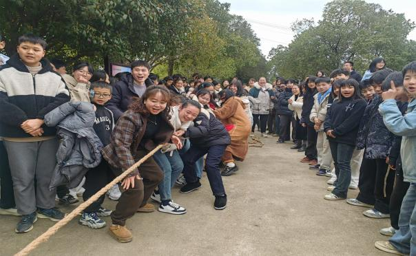 蔡桥乡中心学校举办2025年“三八”妇女节拔河比赛