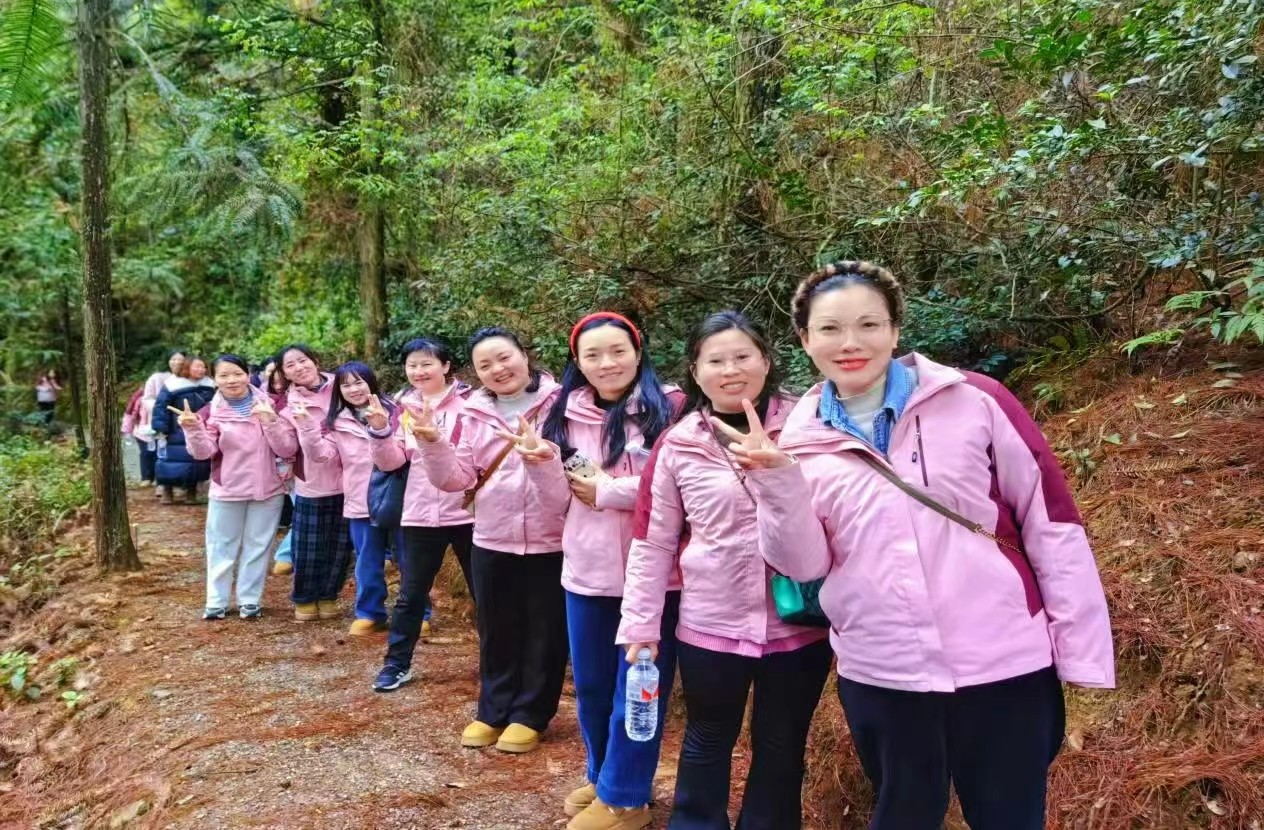 “巾帼展风采，登山促健康”