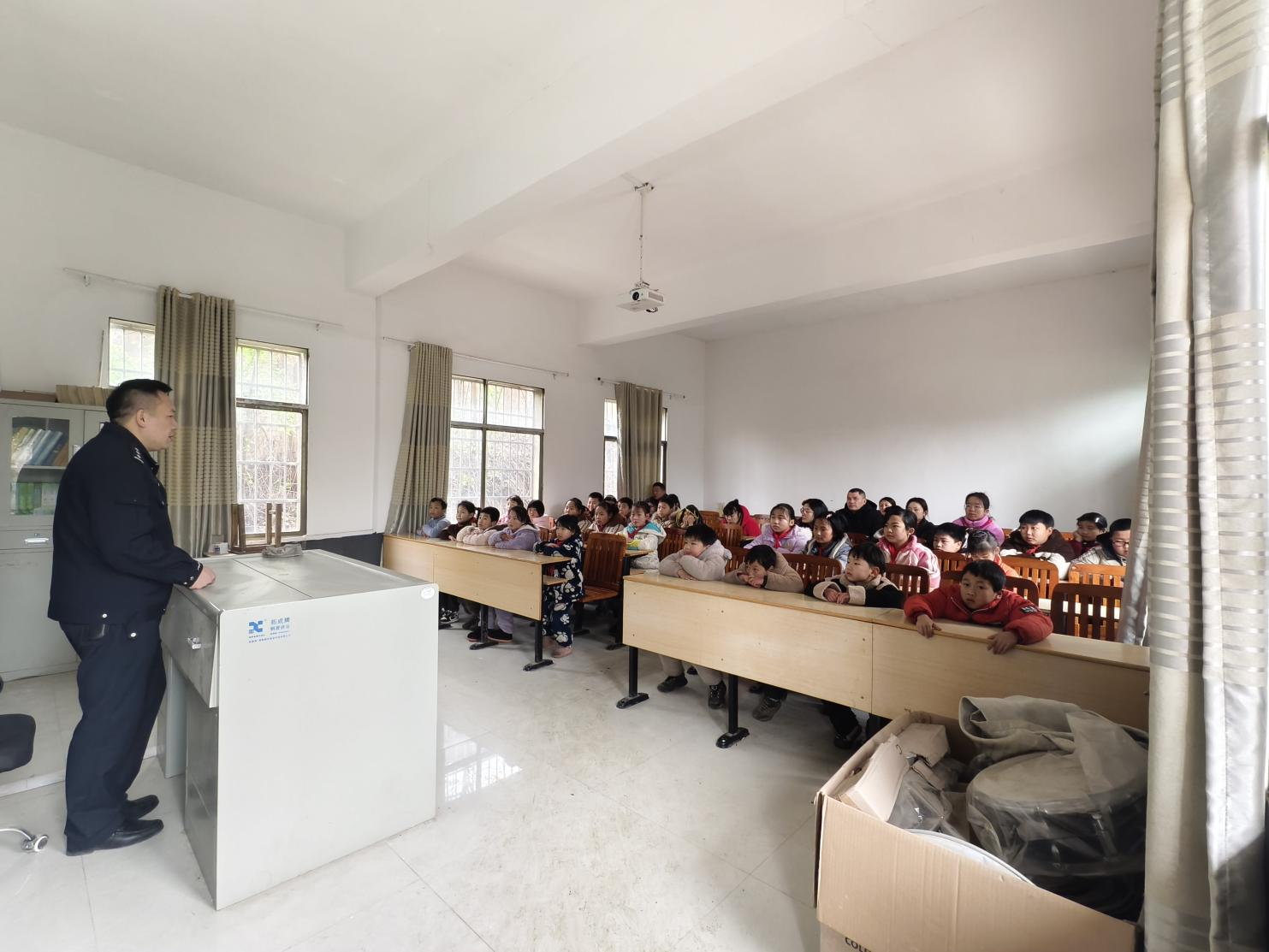 法治进校园   平安助成长