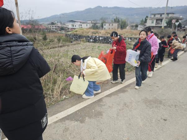 弘扬雷锋精神，构建和谐校园