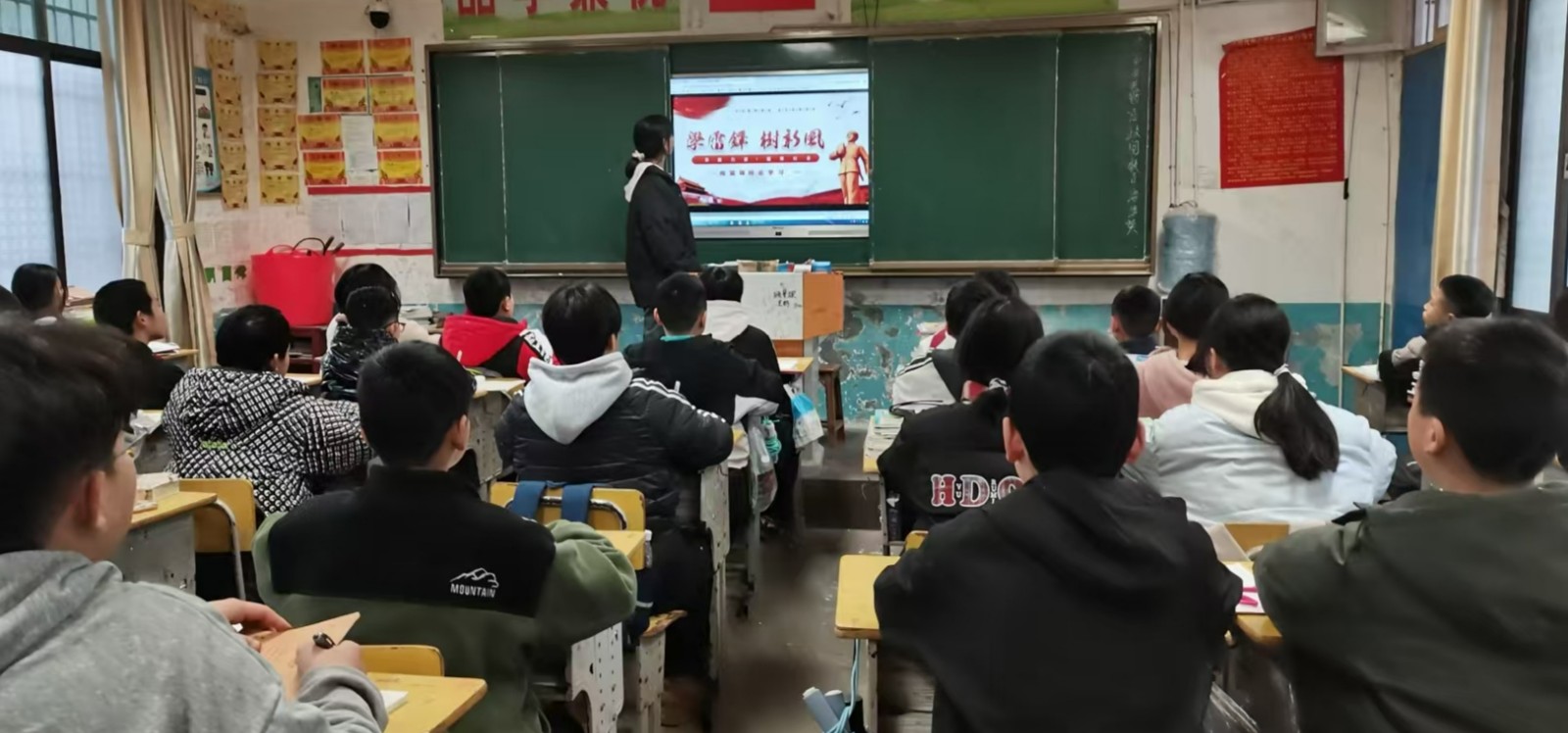 传承雷锋精神  彰显少年担当