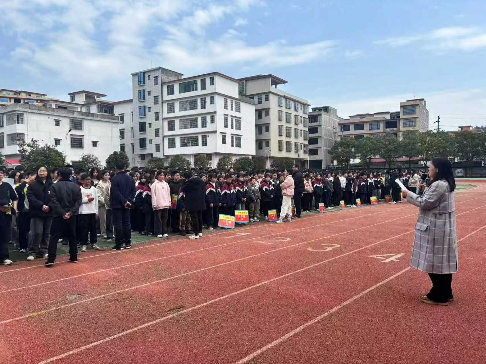 竹市镇中学开展校园及周边街道环境卫生大扫除志愿活动