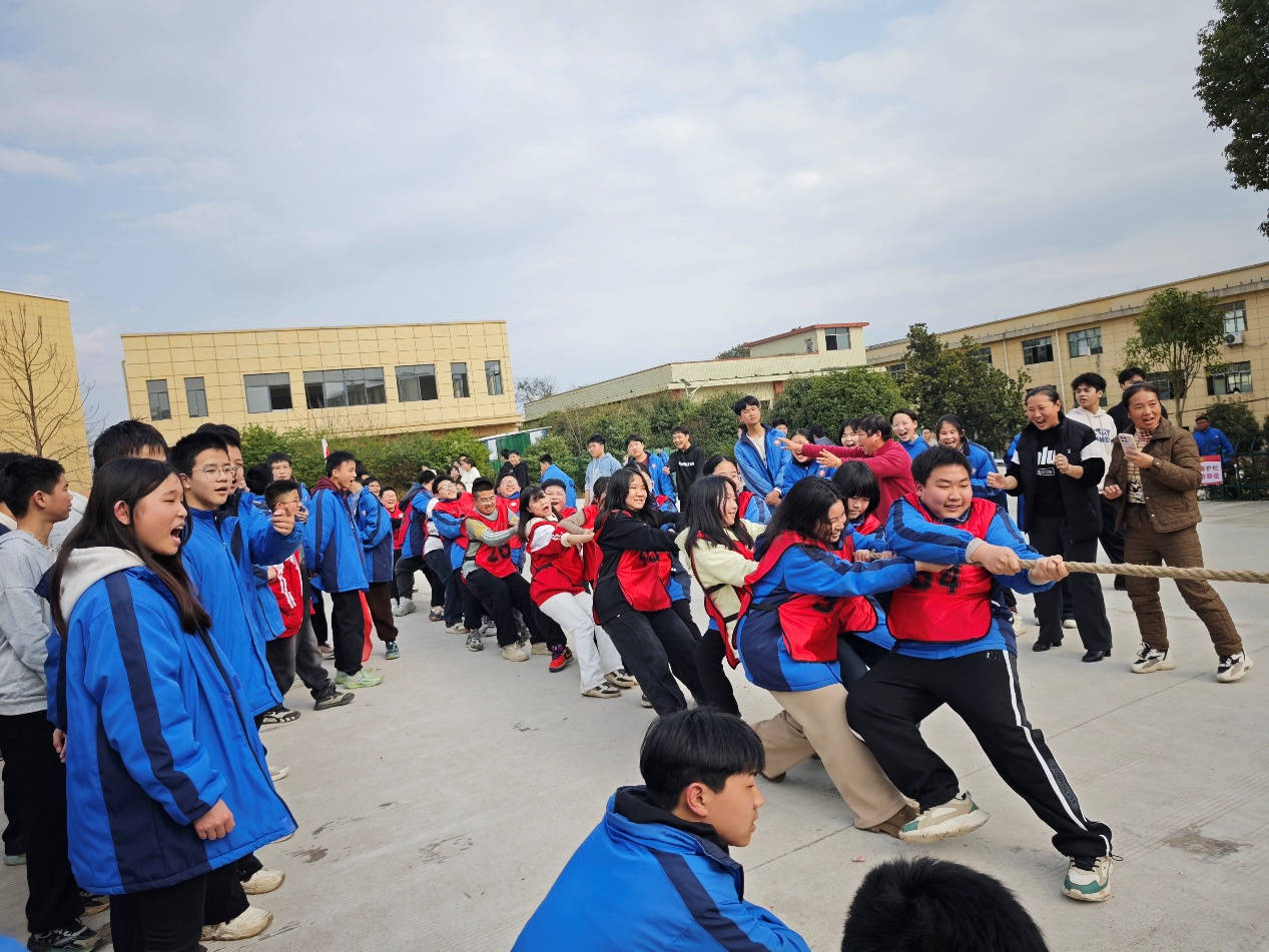 邵阳县塘渡口镇玉田中学举办春季拔河比赛