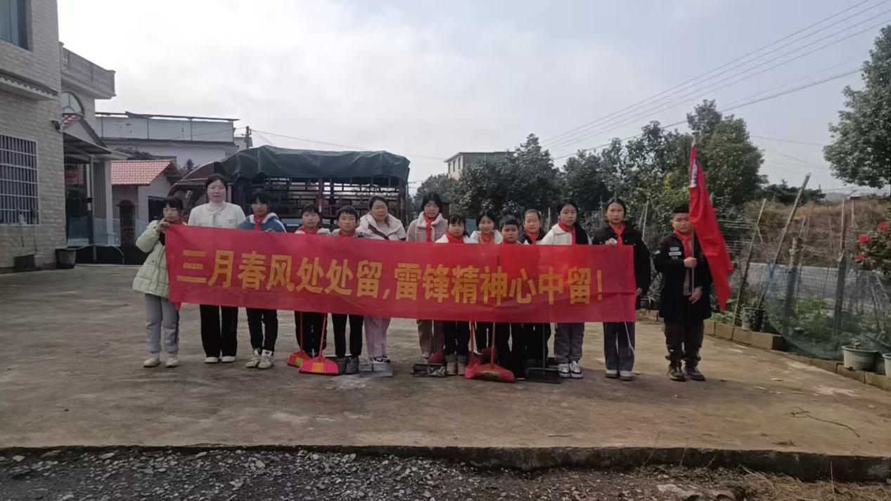 践行雷锋精神，清扫校园“邻”距离