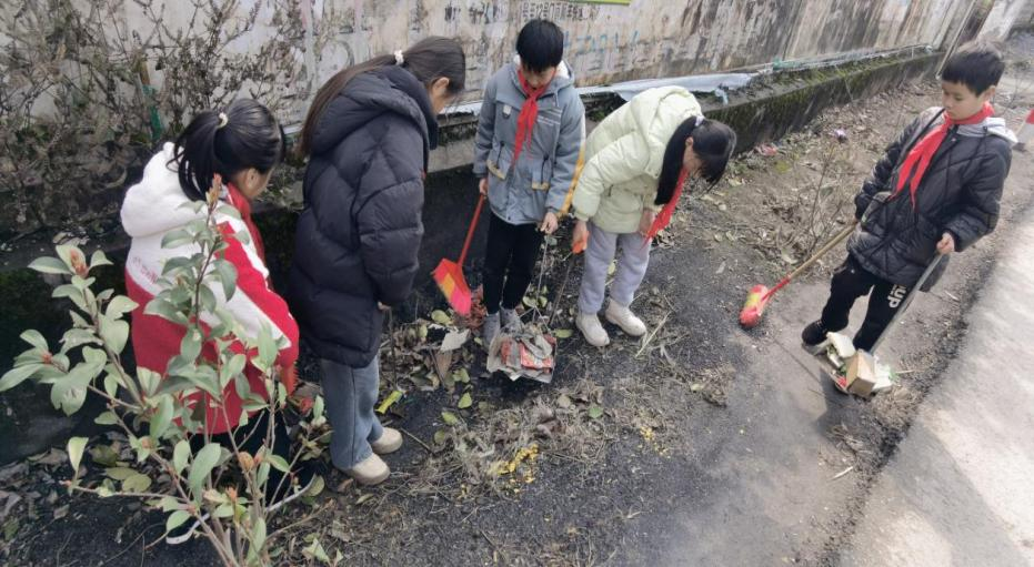 践行雷锋精神，清扫校园“邻”距离