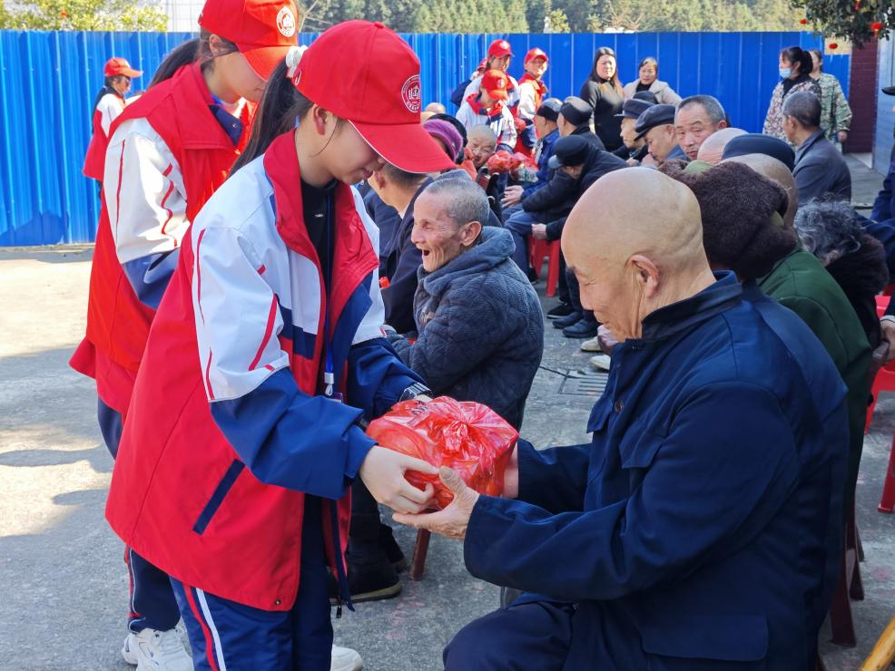 新宁县金城学校情暖敬老院，传递爱与关怀