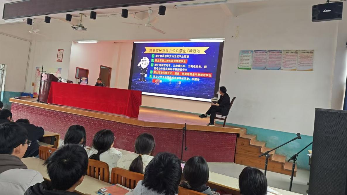 法治讲座进校园 保驾护航助成长