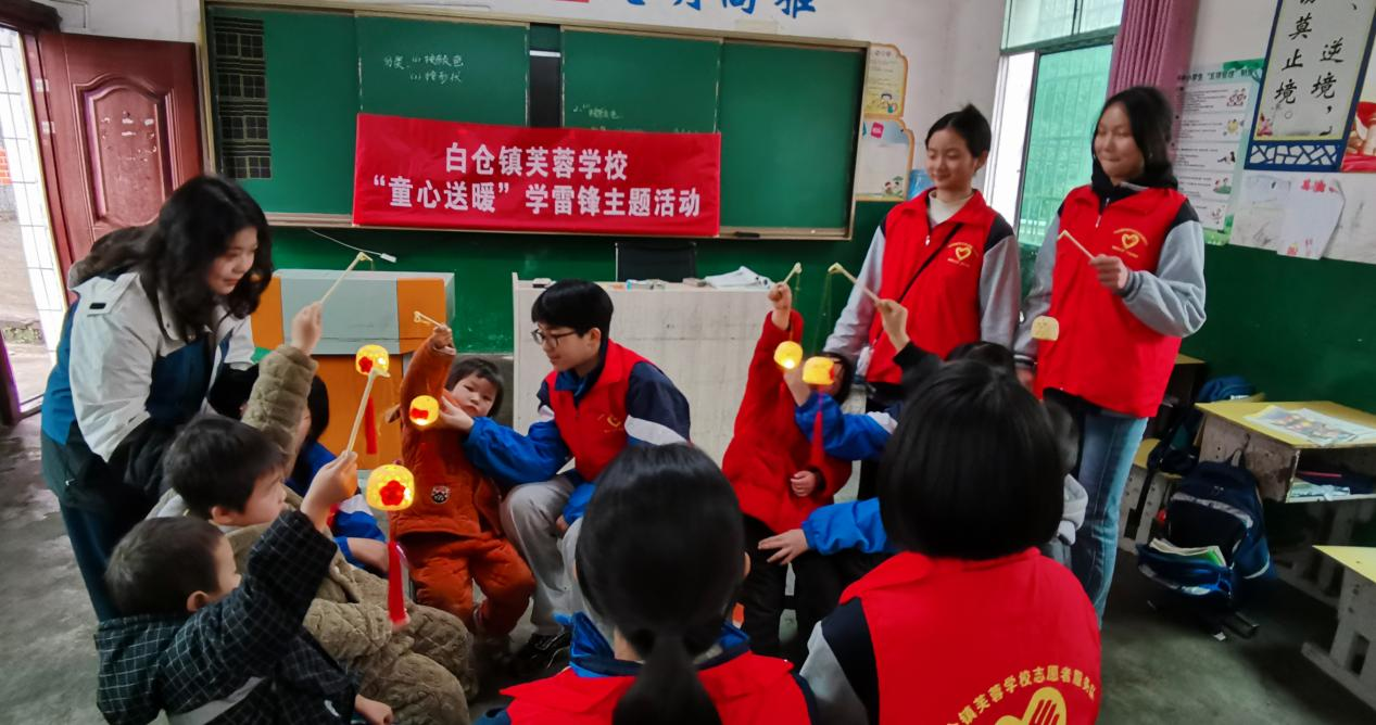 学习雷锋送温暖，童心同行暖春意