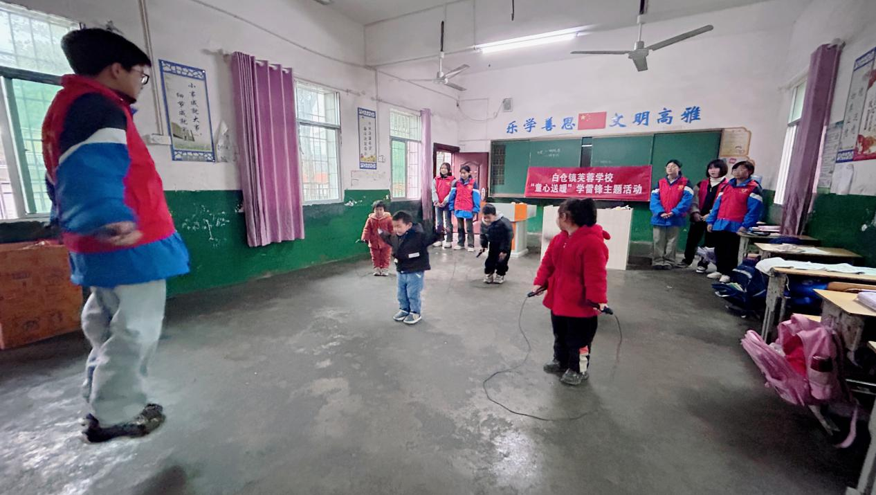 学习雷锋送温暖，童心同行暖春意