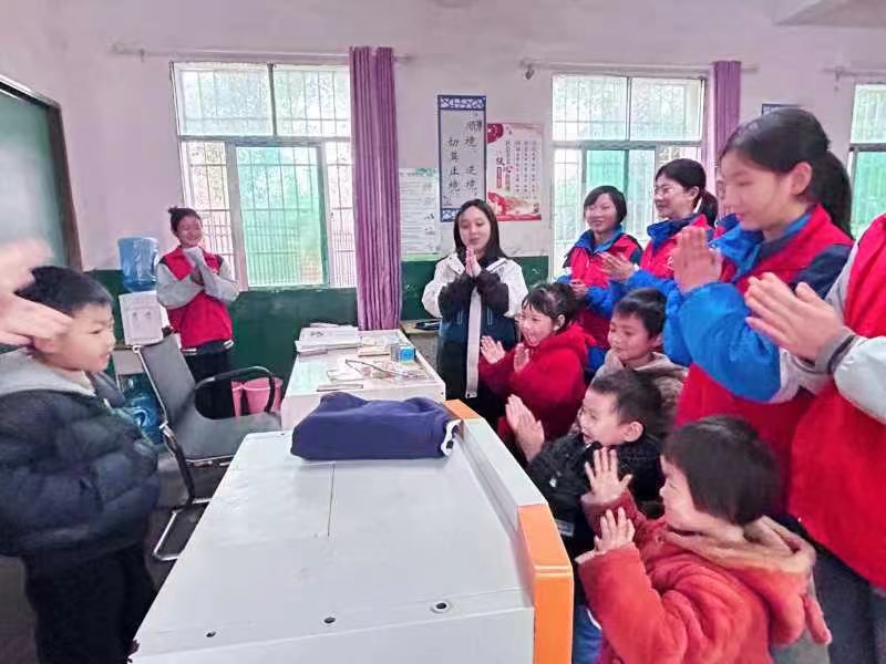 学习雷锋送温暖，童心同行暖春意