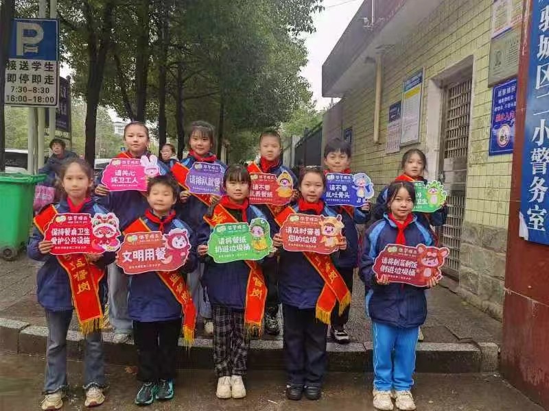 城区二小三月学雷锋系列活动