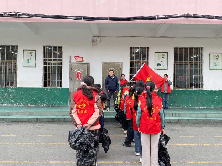 弘扬雷锋精神，争做护河先锋