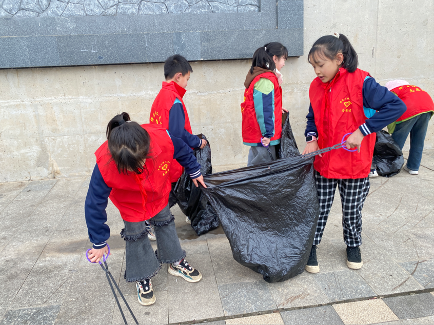 弘扬雷锋精神，争做护河先锋