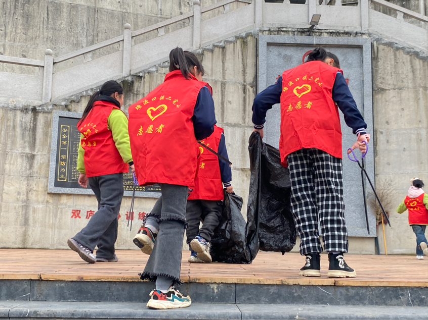 弘扬雷锋精神，争做护河先锋