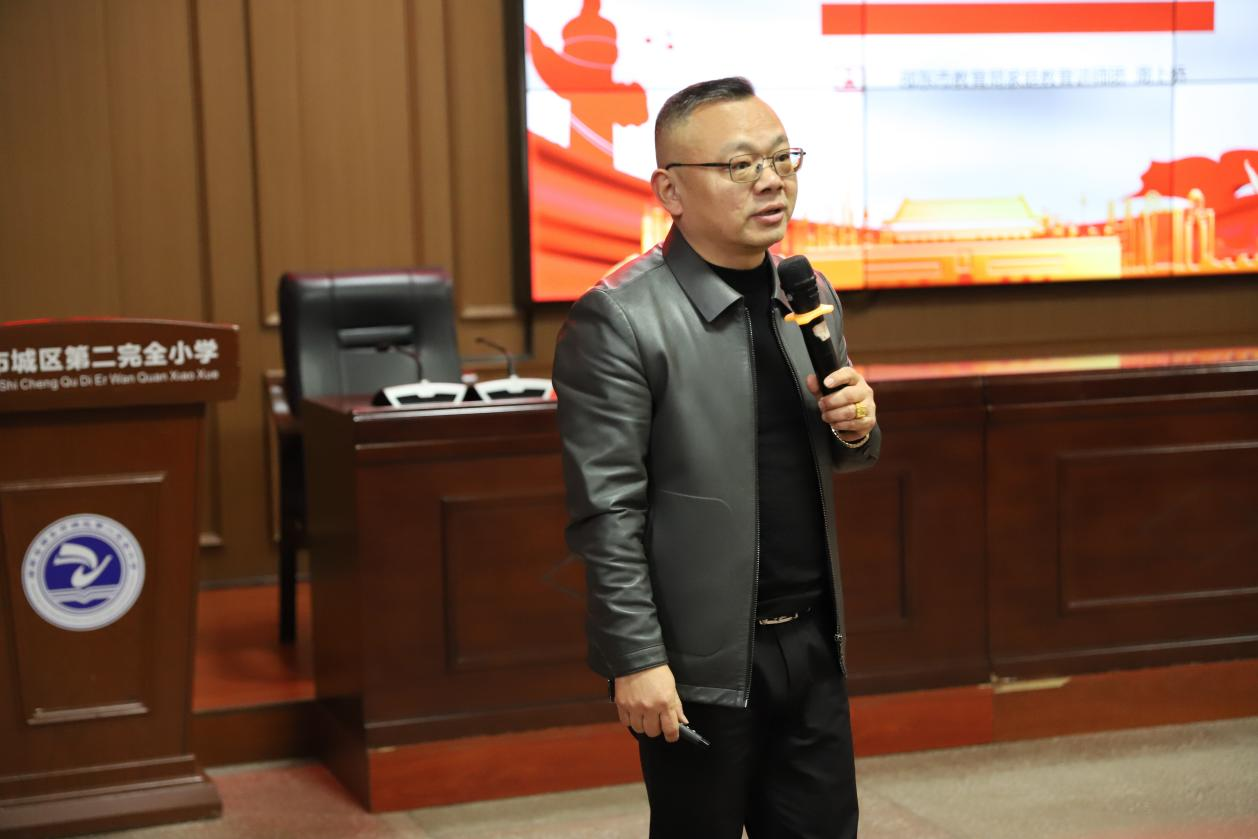 家校携手，共育未来