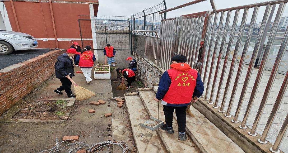 金称市镇中学开展“环保行动，美化校园”学雷锋志愿者服务