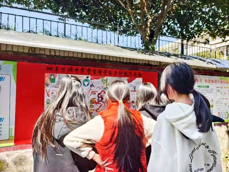 万塘乡中心学校组织开展“学习雷锋”手抄报