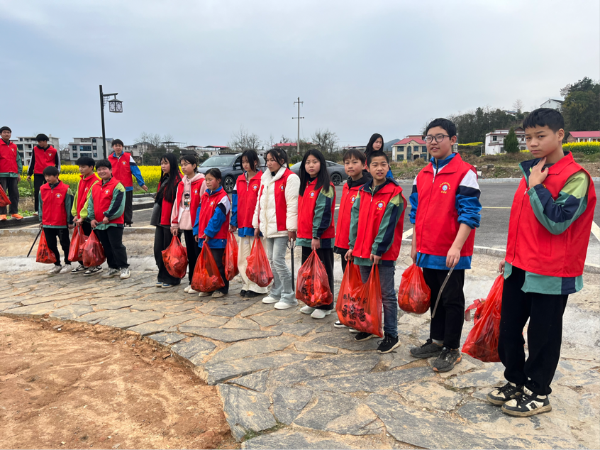 霞塘云中学积极开展